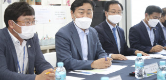 김관영 전북도지사-유희태 완주군수, 20분 자동차 긴밀한 대화 주목
