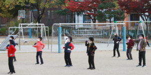 문 걸어 잠근 초·중학교 운동장 개방…시민들 찬반의견 엇갈려