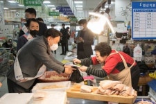강임준 군산시장, 설명절 장보기 행사로 상인 격려
