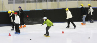 스케이트 즐기는 학생들