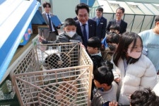 고창군 동호초에 반려용 토끼 전달