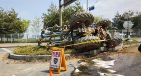 완주 한 교차로를 주행하던 트럭서 트랙터 떨어져…조치없이 떠난 운전자 추적 중
