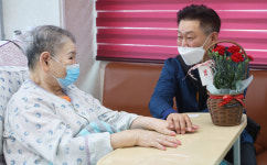 잘 지내고 있어 걱정하지 마…어버이날 요양병원 풍경