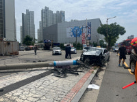 군산 사거리서 주행하던 택시 전신주 추돌…6명 부상