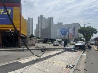 군산 사거리서 주행하던 택시 전신주 추돌…6명 부상