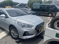 군산 사거리서 주행하던 택시 전신주 추돌…6명 부상