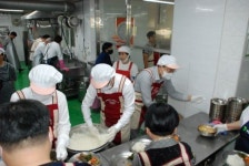 범죄예방 군산지구, 군산 경로식당서 무료급식 봉사 실시