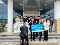 (사)전북특별자치도지체장애인협회 군산시지회 나용일 부회장과 지녀 나은옥 씨 사랑의 쌀 기부