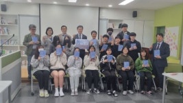 장수 계남중·계남초등 출신 배경호 대표, 모교에 책 전달