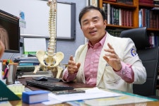 어려운 이웃 위해 솔선수범…김민호 한솔요양병원장 귀감