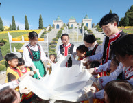 임실테마파크에서 치즈의 쫀득함을 체험하는 아이들