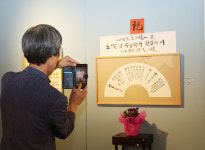 푸른돌·취석 송하진 서예가의 초대전 거침없이 쓴다 전주전 개막 고향에서의 전시 더 설레