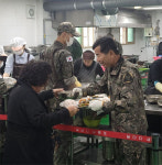 육군제35보병사단, 군산경로식당서 무료급식 봉사활동 실시