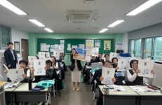 익산시, 함열여고 시니어반 어르신들에게 맞춤형 교과서 지원