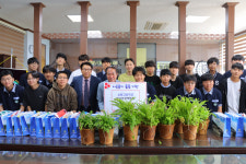 남원 성원고등학교 자원봉사팀, 직접 만든 재활용 파우치·친환경 화분 왕정동에 기부