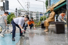 정성주 김제시장 광복 80주년 앞두고 평화의 소녀상 환경정비