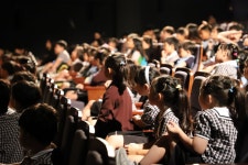 뜸했던 전북예술회관이 아이들로 들썩