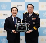 서백현 김제시의장, 김제경찰서 신풍지구대 정봉조 대장에 감사패 수여