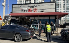 정읍 한 반찬가게에 차량 돌진…2명 다쳐