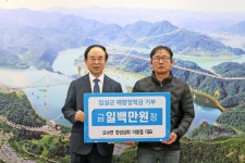 임실 오수면 한성상회 이용철 대표, 지역 인재 장학금 100만원 전달