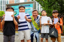 횡단보도 선 천호성 교육감, 학생 현장 안전 챙기며 교육 대전환 시동