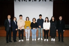 여러 세대가 함께 모여 지속가능사회를 요구하다