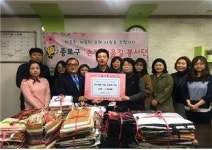 버려지는 쇼핑백 모아 푸드마켓에 기부, 1석2조