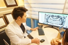[이원희 원장 칼럼] 임플란트 치과 치료, 재수술 위험 줄이기 위해서 고려해야할 것은?