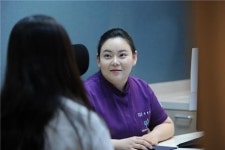 [박현정 원장 건강칼럼] 가을철 탈모, 정확한 검사와 조기 피부과 치료 중요