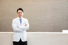 [홍동환 원장 건강칼럼] 척추관절 허리 적신호, 정형외과 치료 방법은?