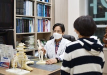 [유성 원장 건강칼럼] 무릎관절염 증상, 초기 정밀한 진단과 치료가 중요해