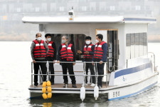 광교호수공원에 친환경 태양광 동력 관리선 운행