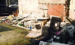 도심 한가운데 방치된 쓰레기 눈살