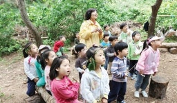 숲에서 하루종일 재잘재잘…혼자서도 잘 놀아요