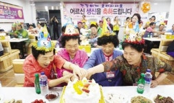 전국천사무료급식 여수지소, 독거노인 합동생신잔치