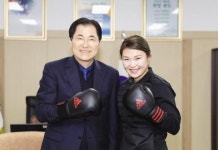 복싱 세계챔프 최현미 완도 ‘전복 면장’ 됐다