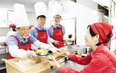 포스코패밀리수련원급식소 | 광양제철소, 어버이날 무료급식소 배식봉사