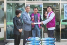 구례라이온스클럽 용방면에 백미 기부