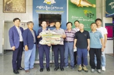 한빛원전, 영광 굴비업체 엮걸이끈 지원금 전달