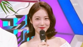 ‘뮤직뱅크’ MC 신예은의 ‘핫’한 썸머패션, 컬러 체인 주얼리로 완성