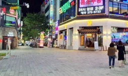 한 달만에 문 열었지만…“일할 직원도 손님도 없다”