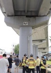 동운고가 콘크리트 가루 쏟아져…차량 통제