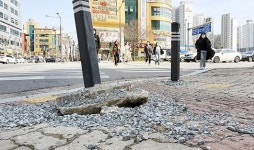 광주 상무역 주변 인도 관리 엉망…시민들 ‘눈총’