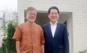 文 전 대통령 “민주당 외연 확대해야”