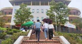 “보고 싶었습니다”…추석 영락공원 추모객 행렬