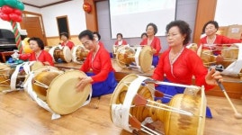 장구실력 뽐내는 주민들