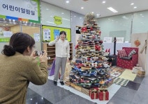 영암도서관, 북트리 선물로 연말 분위기 ‘물씬’