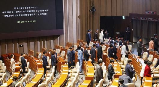 윤석열 대통령 비상계엄 선포 관련 특검법과 김건희 특검법, 국회 본회의 통과 여부로 도정된 기대와 관심 촉발