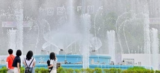 후덥지근한 날씨 식히는 분수