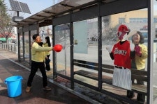 곧 야구 개막…임동 직원들 챔필 인근 청소